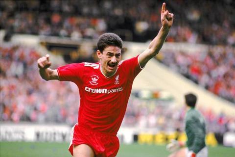 Hình ảnh Ian Rush ăn mừng bàn thắng trong trận derby Merseyside, thể hiện niềm vui và sự quyết tâm của huyền thoại Liverpool.